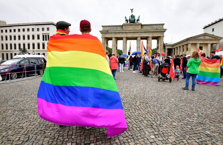 Как относятся к ЛГБТ в Германии