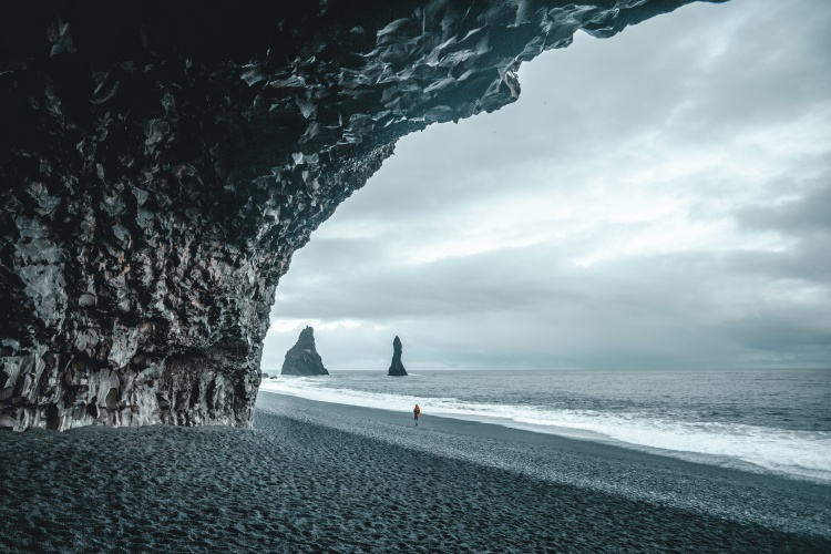 Исландский черный пляж