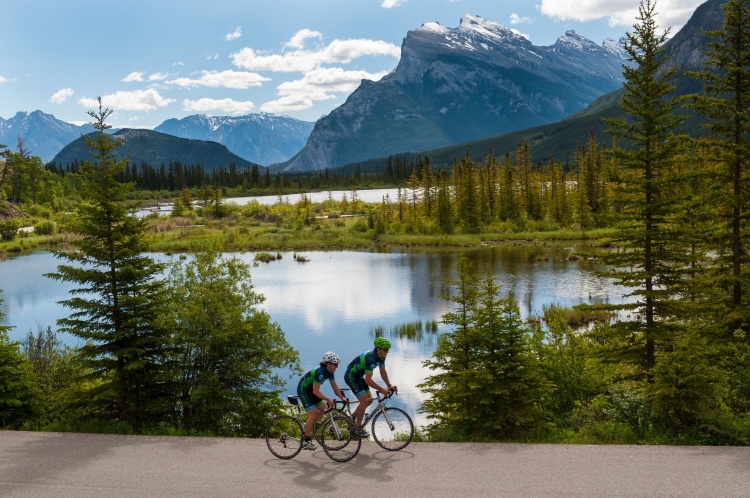 Vermilion Lakes Road в Национальном парке Банф