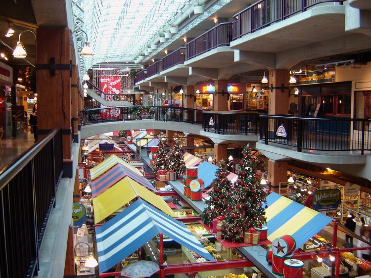 Рынок Lonsdale Quay Market в Ванкувере