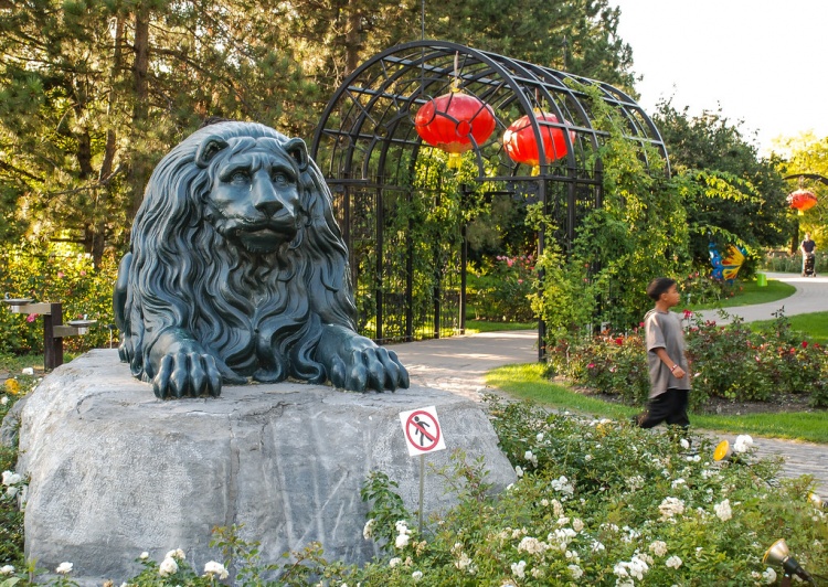 Лев на входе в Ботанический сад Монреаля