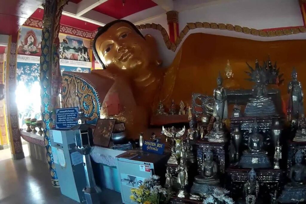 Храм Сирэ (Ват Сирей) / Wat Si Rea Храм на Сирэ - Большая фигура Будды
