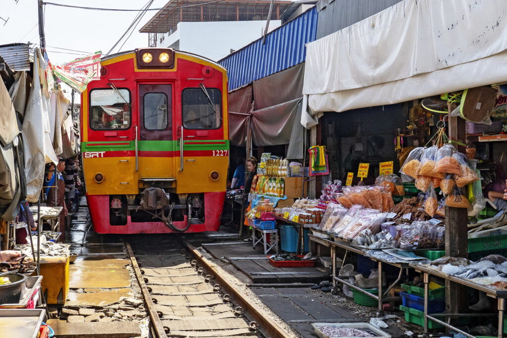 Рынок на железной дороге Mae Klong Railway Market 