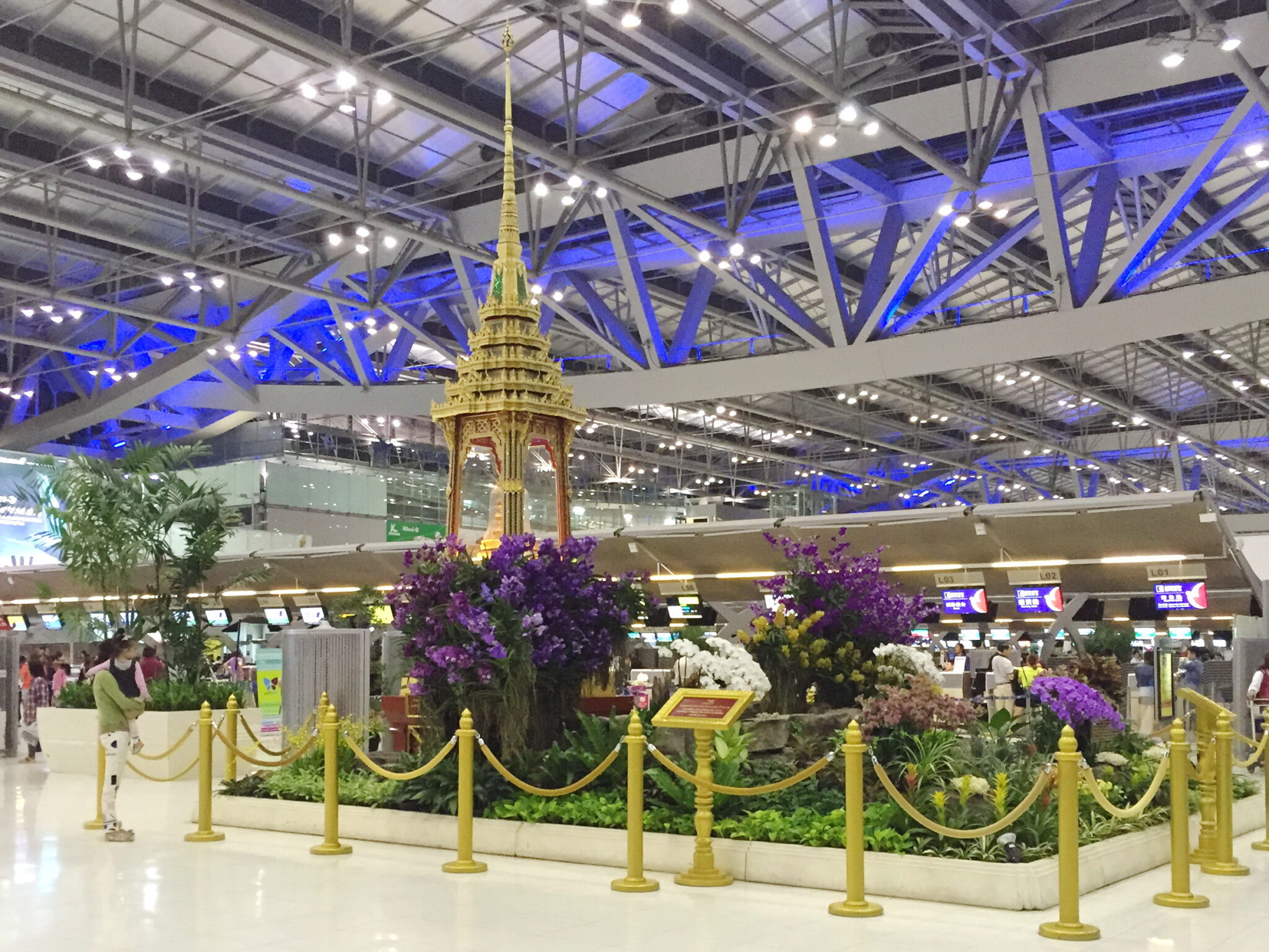 Отели в аэропорту бангкока. Аэропорт Бангкока Суварнабхуми. Бангкок Суварнабхуми , BKK. Аэропорт Бангкок BKK это. Суварнабхуми внутри.