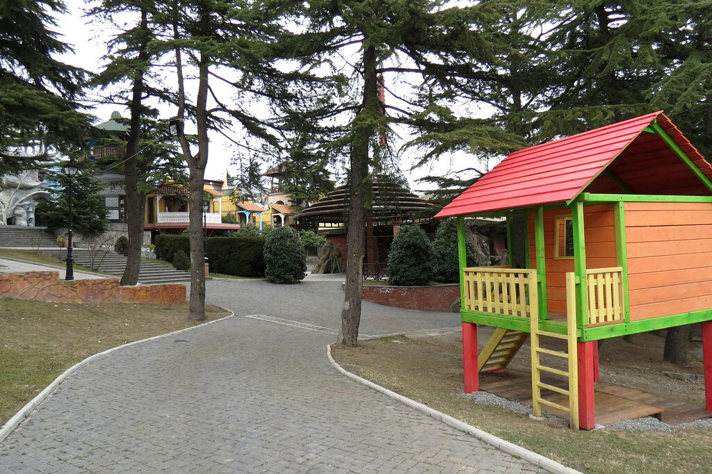 Гора Мтацминда Тбилиси: Пантеон и парк Бомбора / Mtatsminda Pantheon, Bombora park Прогулки на горе Mtatsminda по парку Bombora
