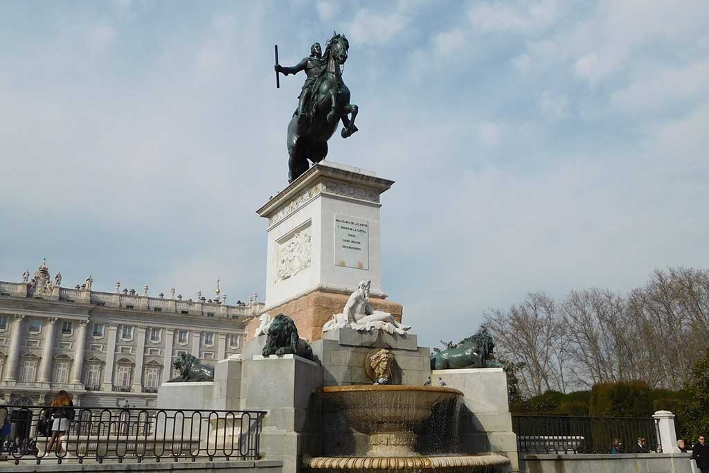 Фонтан с бронзовым всадником на площади Ориенте, Мадрид