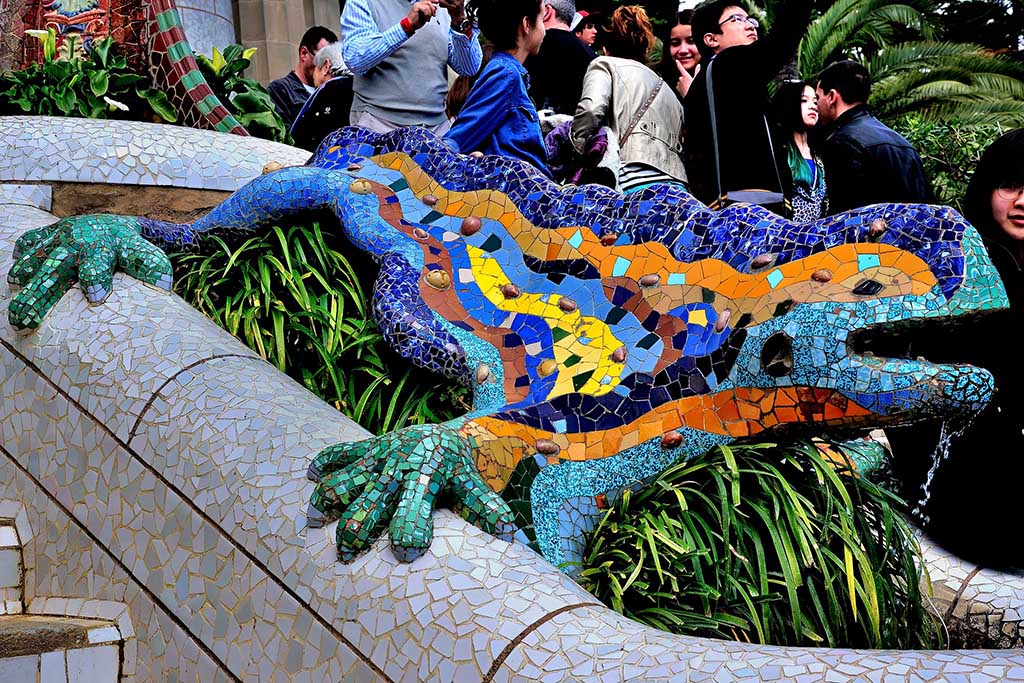 Барселонская ящерица из мозаики в парке Барселоны