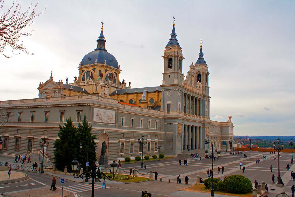 Санта-Мария-ла-Реал-де-ла-Альмудена в Мадриде