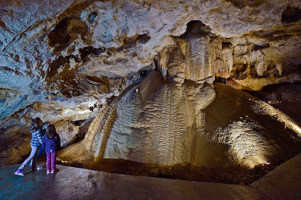 Монтенегро с детьми, прогулка в липскую пещеру
