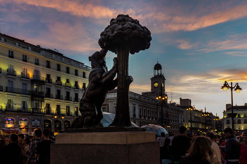 Площадь Пуэрта дель Соль / Puerta del Sol Скульптура Медведь и земляничное дерево в Мадриде