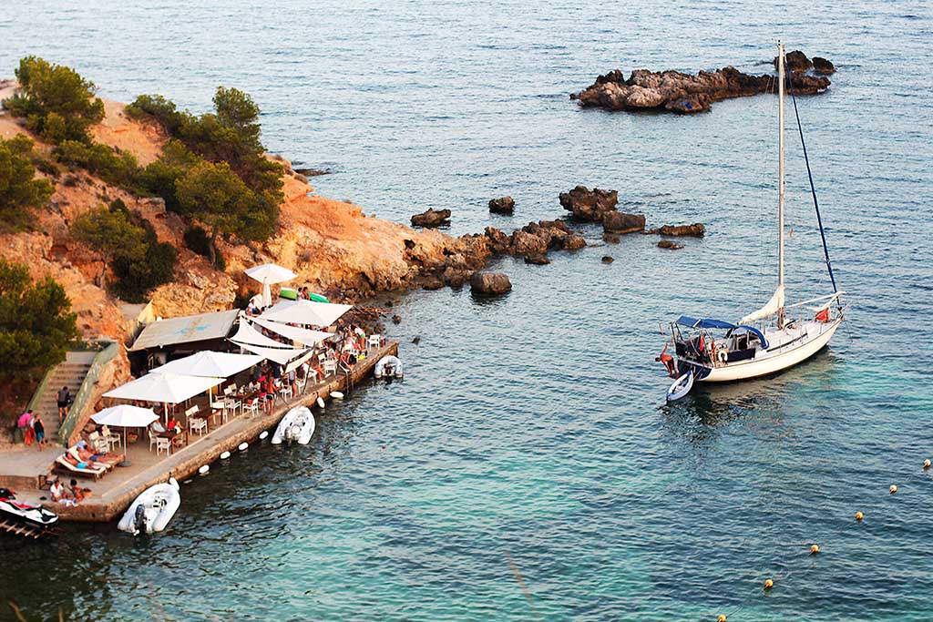 Традиционная кухня Майорки, лучшие рестораны, кафе и рынки Roxy beach bar — пляжный бар на Майорке