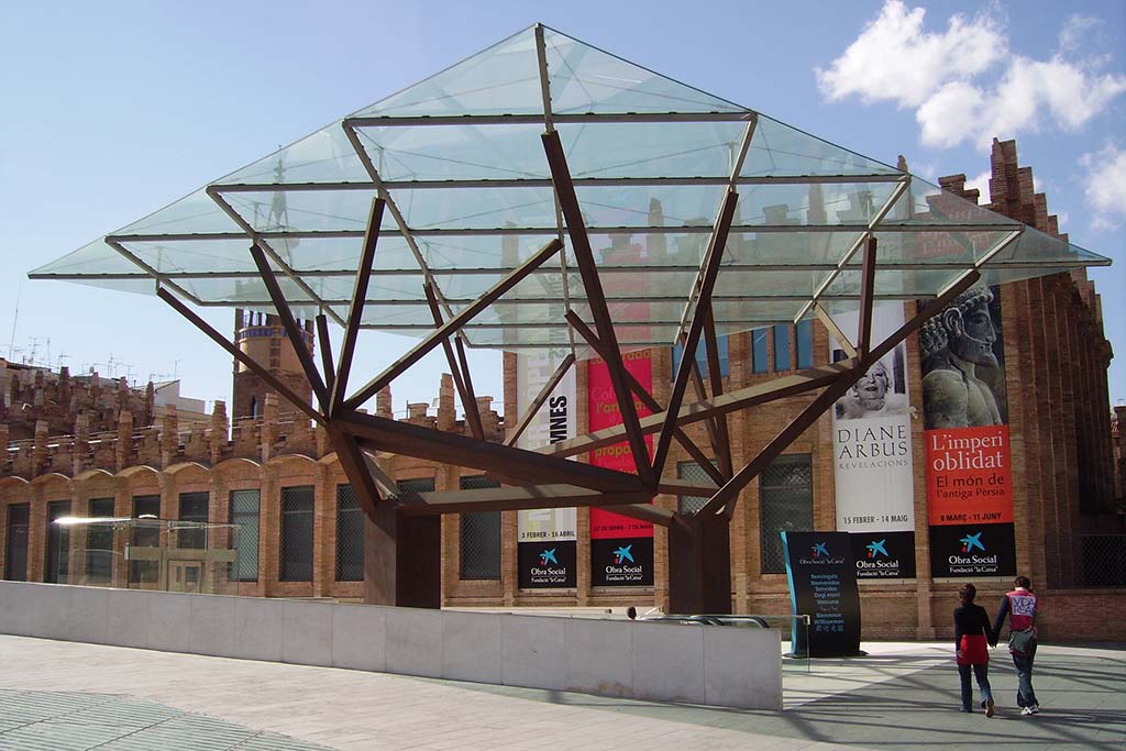 Культурный центр КайшаФорум Барселона / CaixaForum Скульптура дерева в КайшаФорум, Барселона