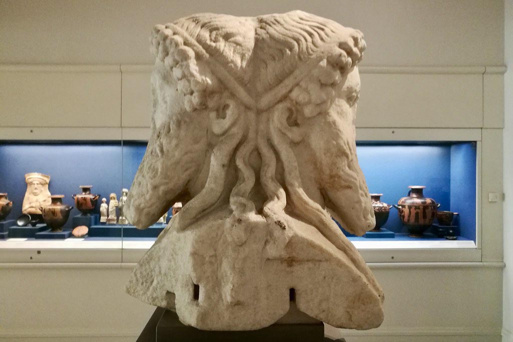 Скульптура в музее Бенаки в Афинах
