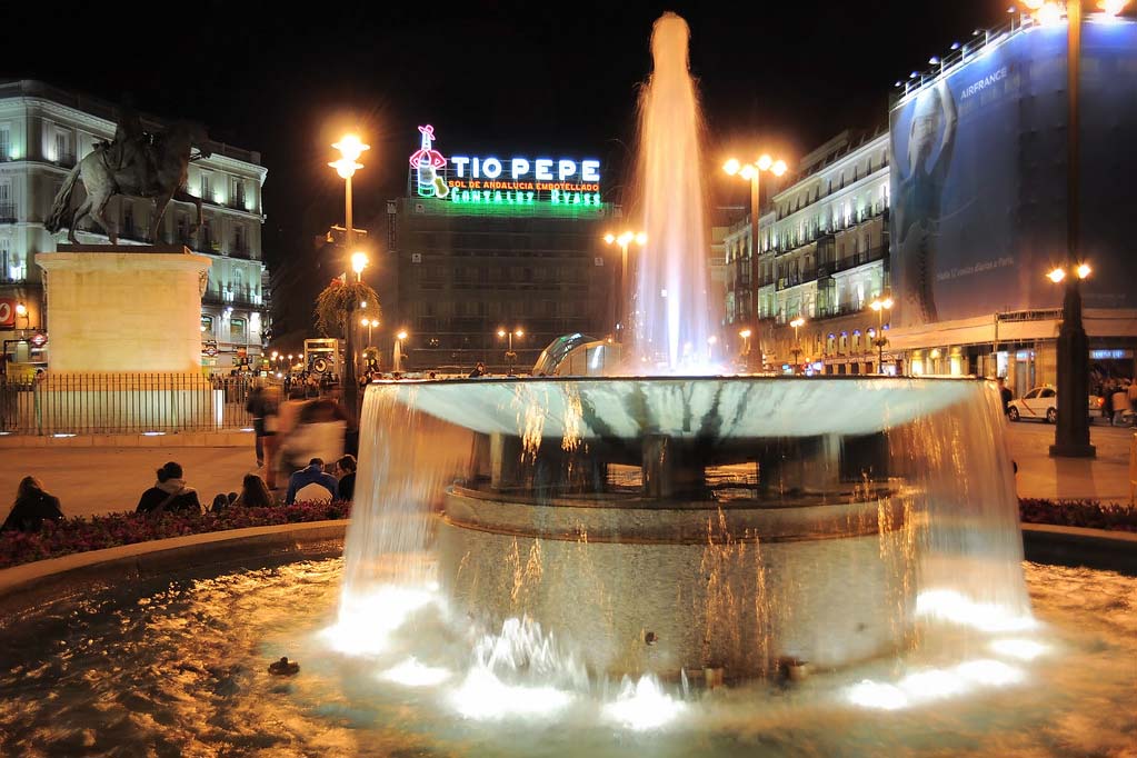 Площадь Пуэрта дель Соль / Puerta del Sol Световой знак Дядя Пепе — площадь Ворота Солнца в Мадриде
